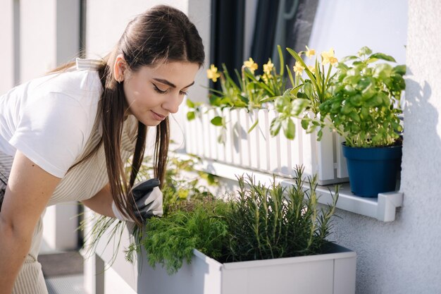 Belle femme jardinant sur le balcon