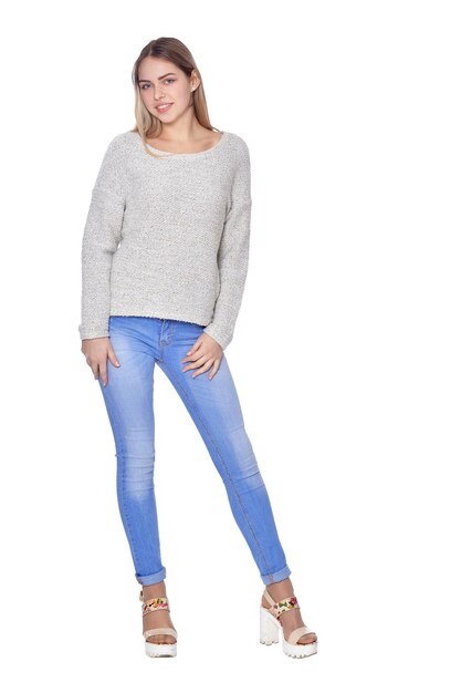 Belle femme en jeans posant sur blanc