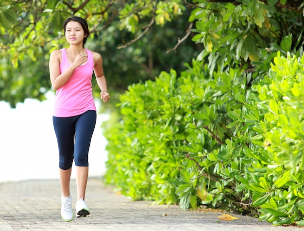 Belle femme jogging sur la plage