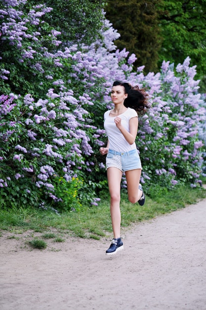 Belle femme jogging