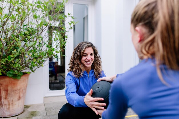 Une belle femme jouant avec une balle à l'extérieur