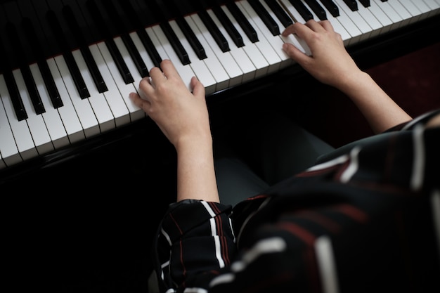 Belle femme jouant du piano, apprendre à jouer du piano.