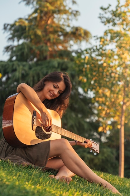 Belle femme jouant de la guitare.