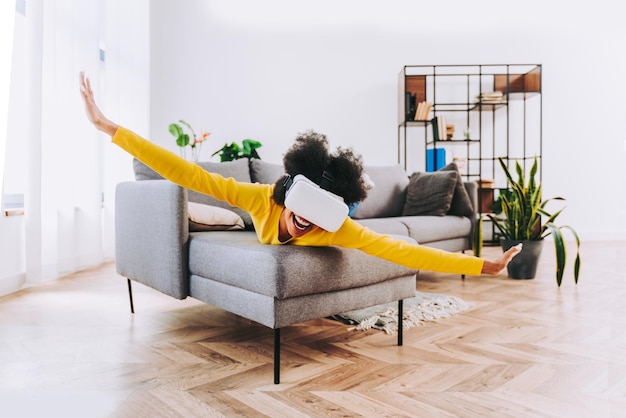 Une belle femme jouant à la maison avec un casque VR