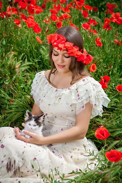 Belle femme joue avec un chaton