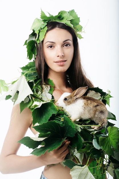 Belle femme avec lapin