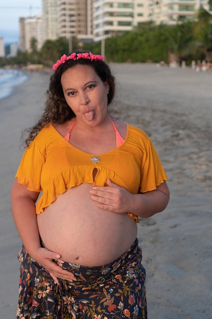 Belle femme latina enceinte sur la plage