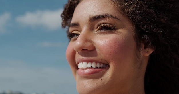 Belle femme latino-américaine sur la plage