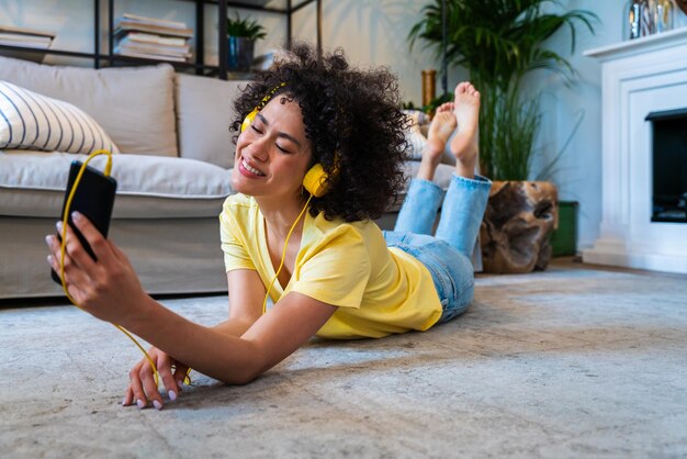 Belle femme latino à la maison