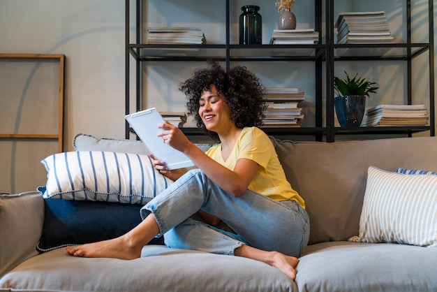 Belle femme latino à la maison