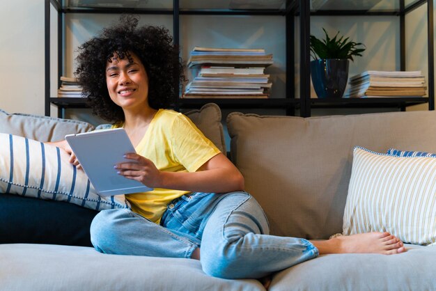 Belle femme latino à la maison