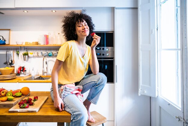 Belle femme latino à la maison