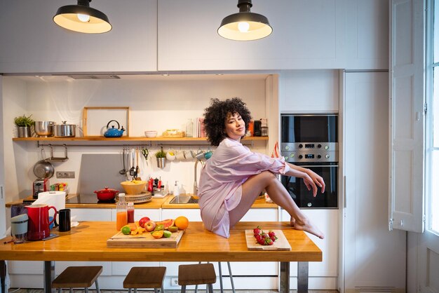 Belle femme latino à la maison