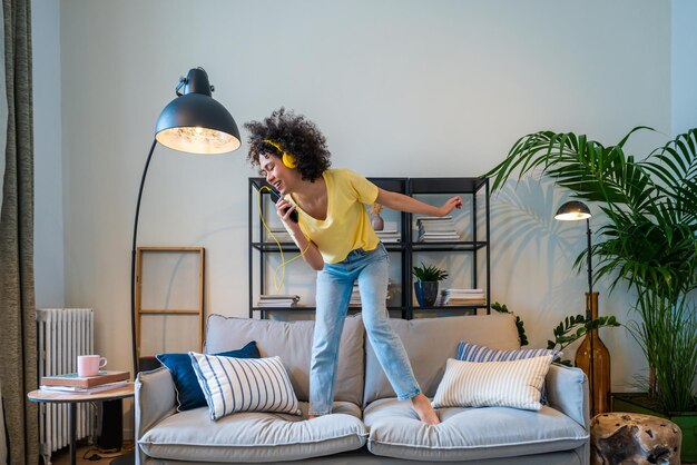 Photo belle femme latino à la maison