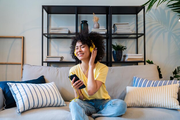 Belle femme latino à la maison