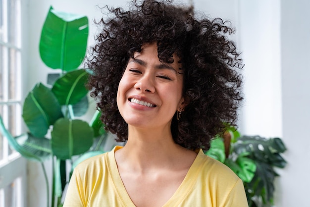 Belle femme latino à la maison