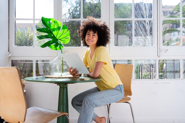 Belle femme latino à la maison