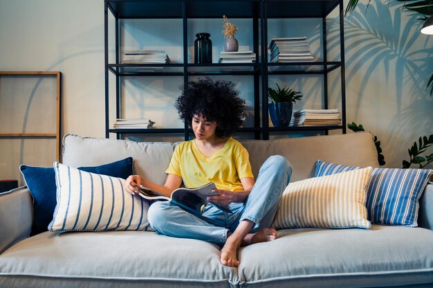 Belle femme latino à la maison