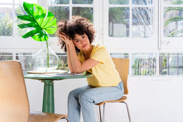 Belle femme latino à la maison