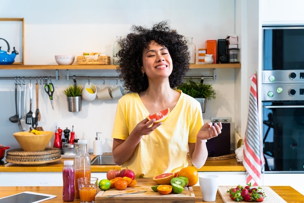 Belle femme latino à la maison