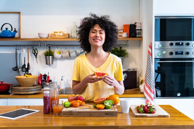 Belle femme latino à la maison