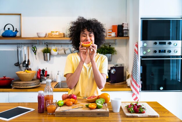 Belle femme latino à la maison