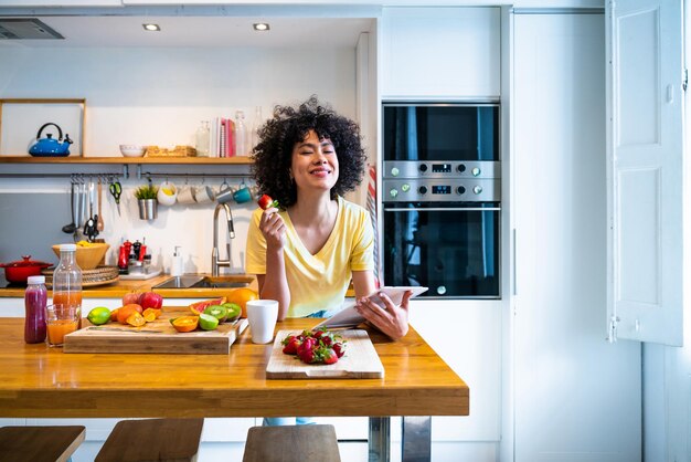 Belle femme latino à la maison