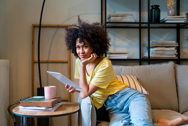 Belle femme latino à la maison