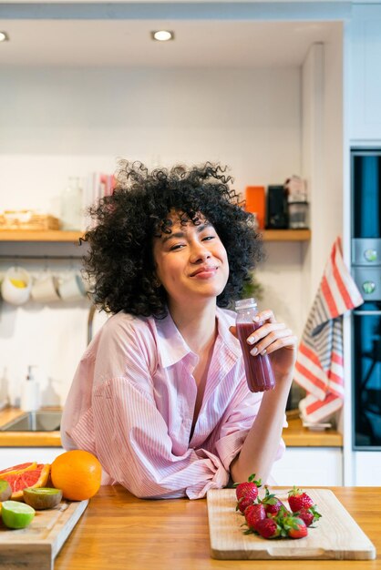 Belle femme latino à la maison