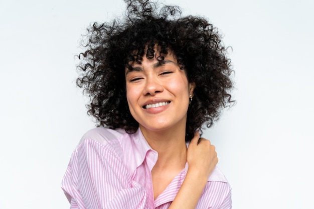 Belle femme latino à la maison