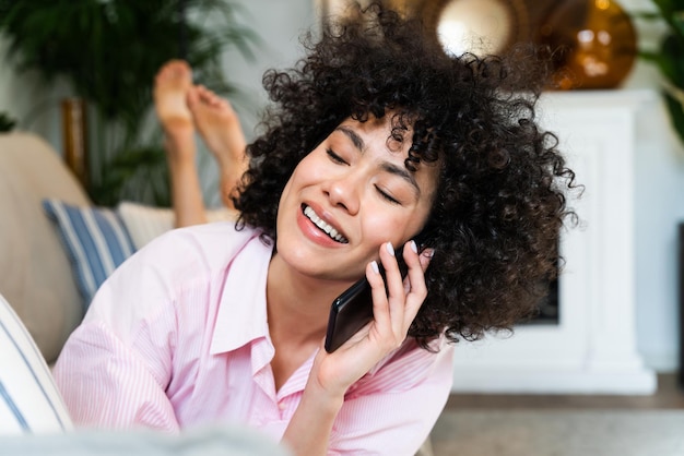 Belle femme latino à la maison