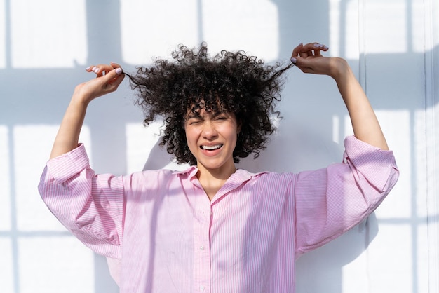 Belle femme latino à la maison