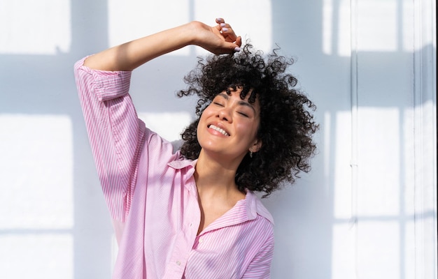 Belle femme latino à la maison