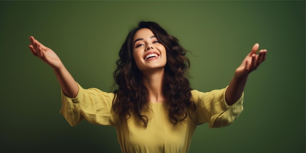 Belle femme levant la main avec un fond de couleur