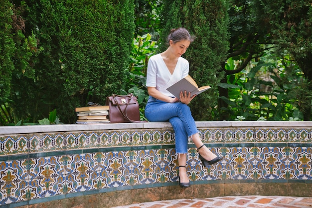 Belle femme lisant un livre avec imagination