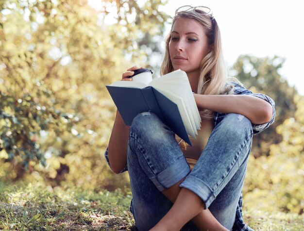 Photo belle femme lisant un livre