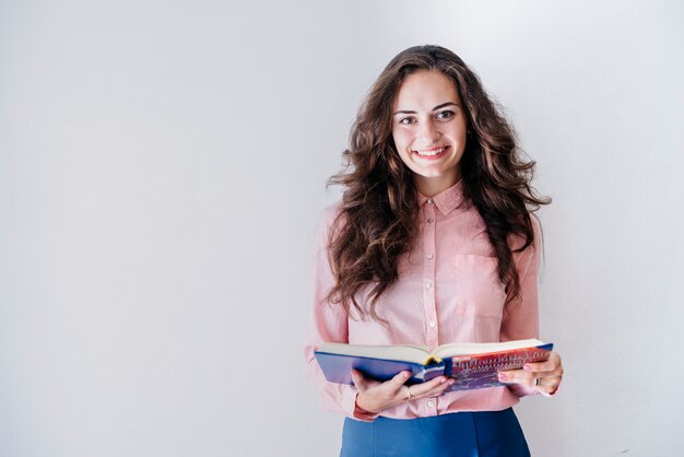 Belle femme avec livre en studio