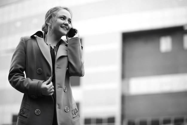 Belle femme lors d'une réunion d'affaires en noir et blanc