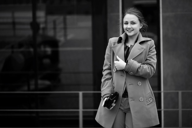 Belle femme lors d'une réunion d'affaires en noir et blanc