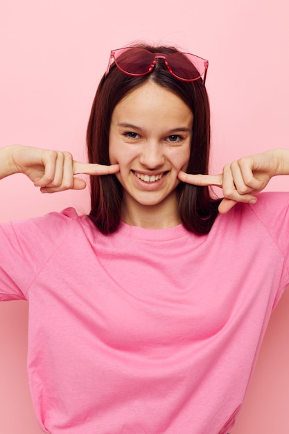 Belle femme lunettes roses et tshirt geste de la main vue recadrée