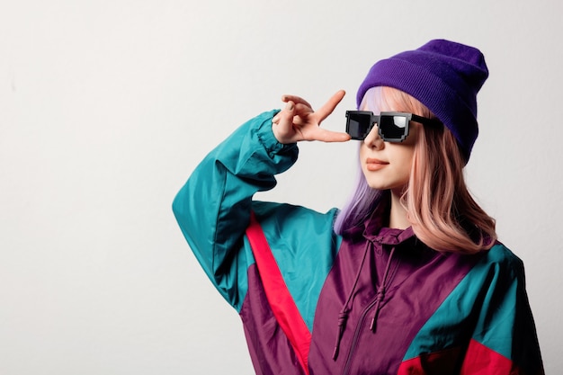 Belle Femme à Lunettes De Soleil Et Combinaison De Sport Des Années 80 Sur Fond Blanc