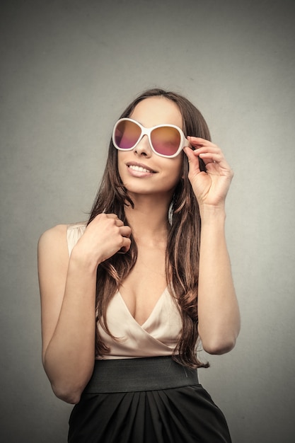 belle femme avec des lunettes de soleil