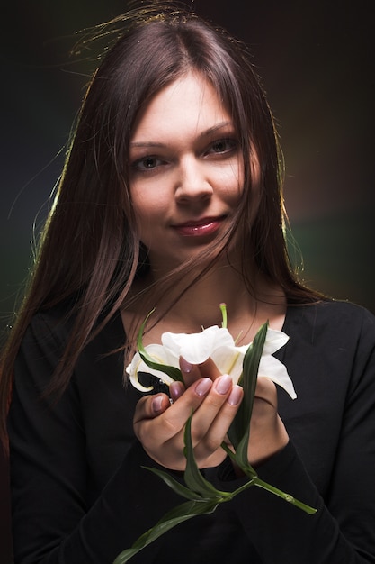 Belle femme avec madonna lily