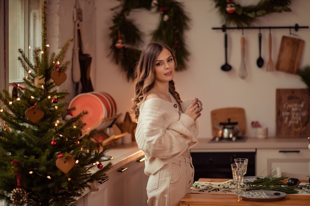 Belle femme à la maison dans la cuisine