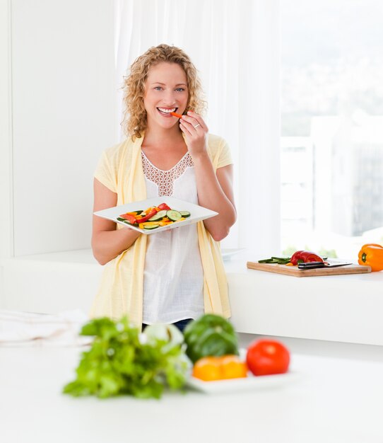 Belle femme mange des légumes