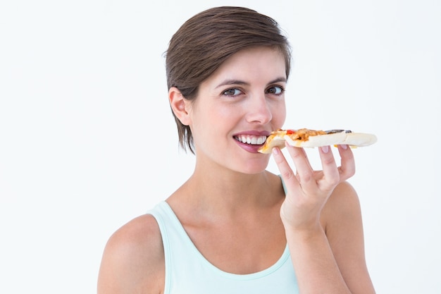 Belle femme mangeant une pizza