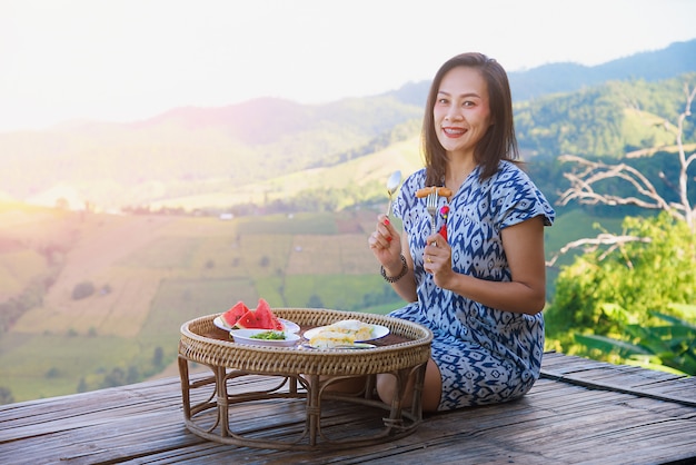 Belle femme, manger petit déjeuner