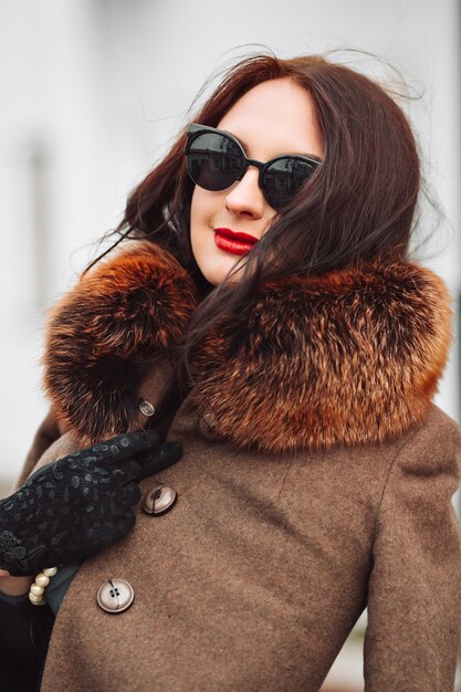 Belle femme en manteau de fourrure de luxe.