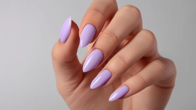 Une belle femme à la manucure avec du vernis violet sur les ongles.