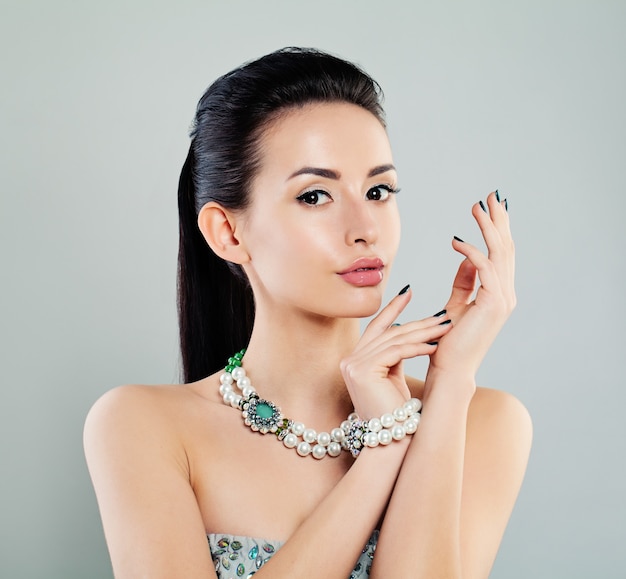 Belle femme avec maquillage et bijoux de perles